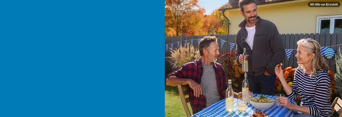 Drei Personen feiern im Garten ein Oktoberfest.